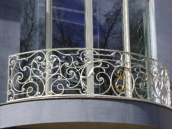 smeedijzeren balkon met letters in 23.5 karraad torenbladgoud.JPG